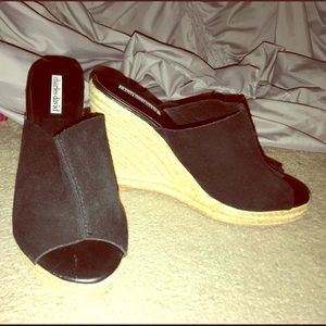 black wedges